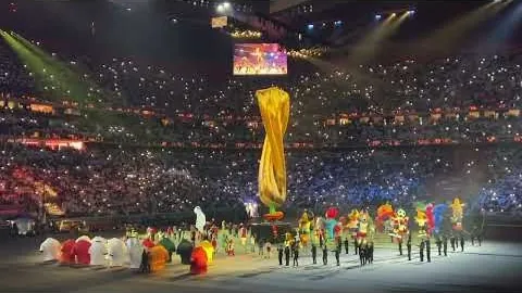 巴拿马球员泪洒广告牌，与亨利同庆绝杀辉煌时刻